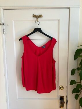 ModCloth Flowy Lightweight Sleeveless V-Neck Tank in Red Size 1X